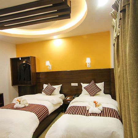 Hotel Lakeside Покхара Екстер'єр фото