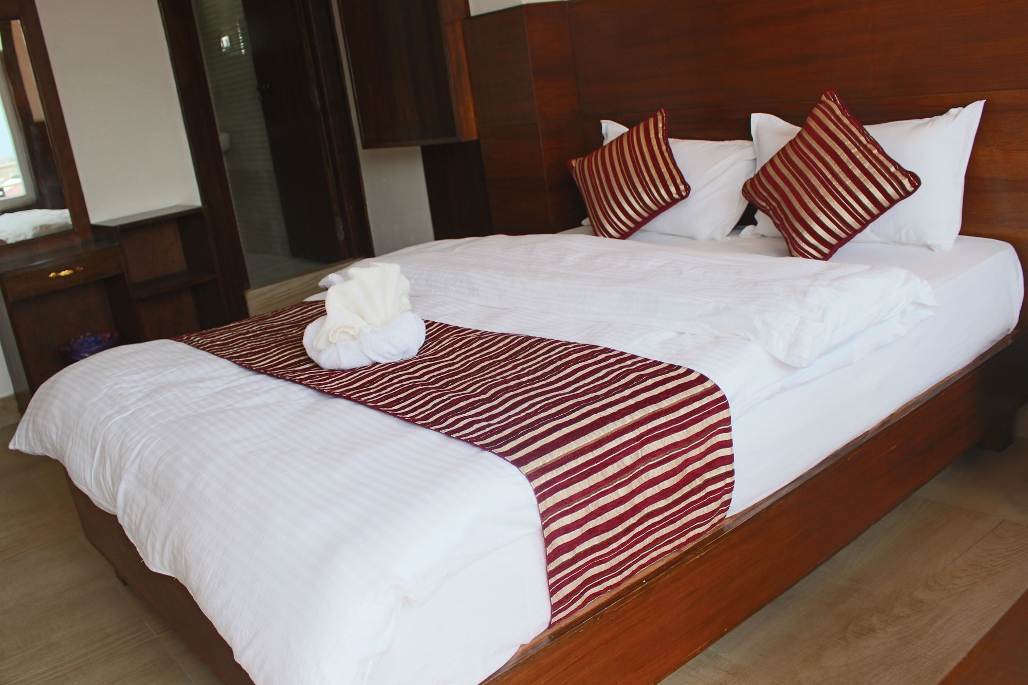 Hotel Lakeside Покхара Екстер'єр фото